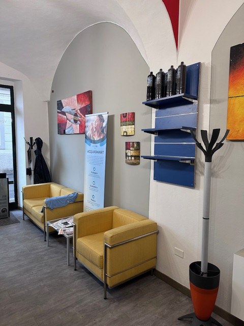 Sala d'attesa con roll-up Acquasmart