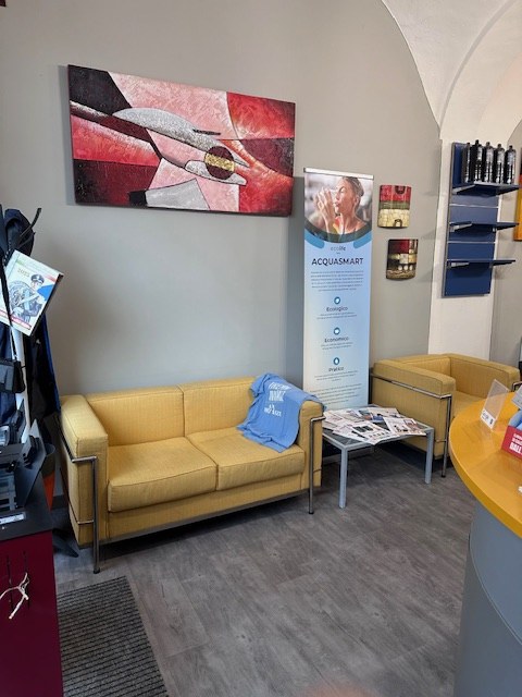 Area di attesa con poltrone gialle nel nostro ufficio