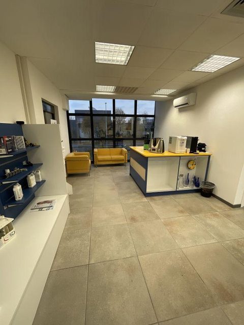 Showroom di Biassono con divanetti e prodotti esposti