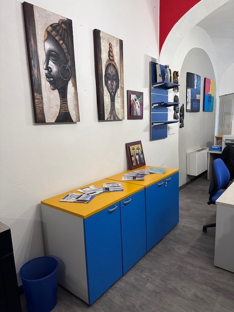 Armadietti colorati e quadri dell'ufficio