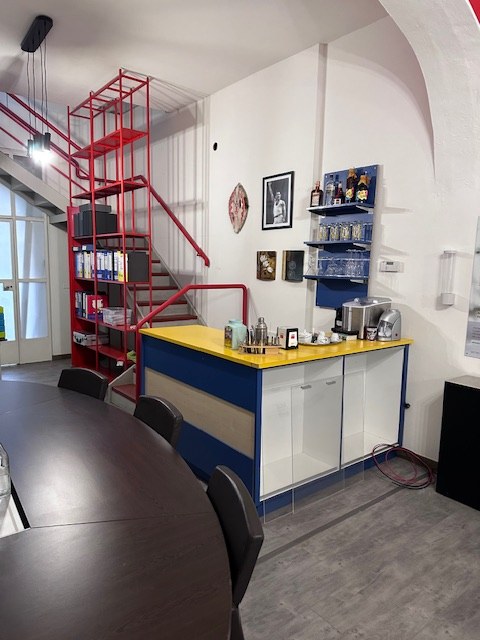 Angolo caffè con scala rossa