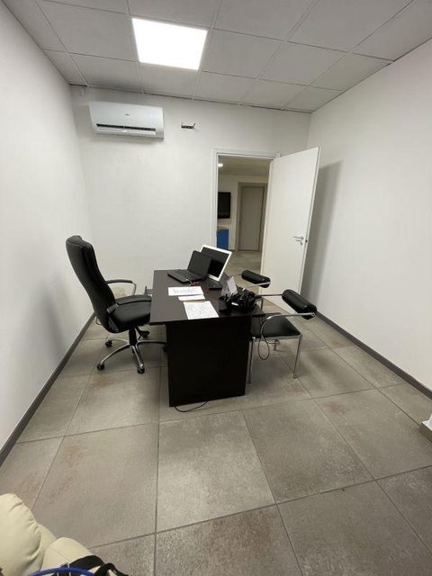 Studio privato con scrivania e computer nella sede di Biassono